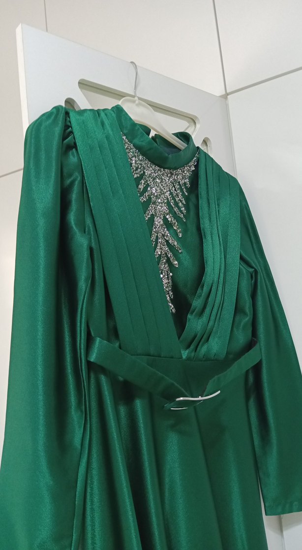 Uzun Kollu Drapeli Yeşil Abiye Elbise - Görsel 4