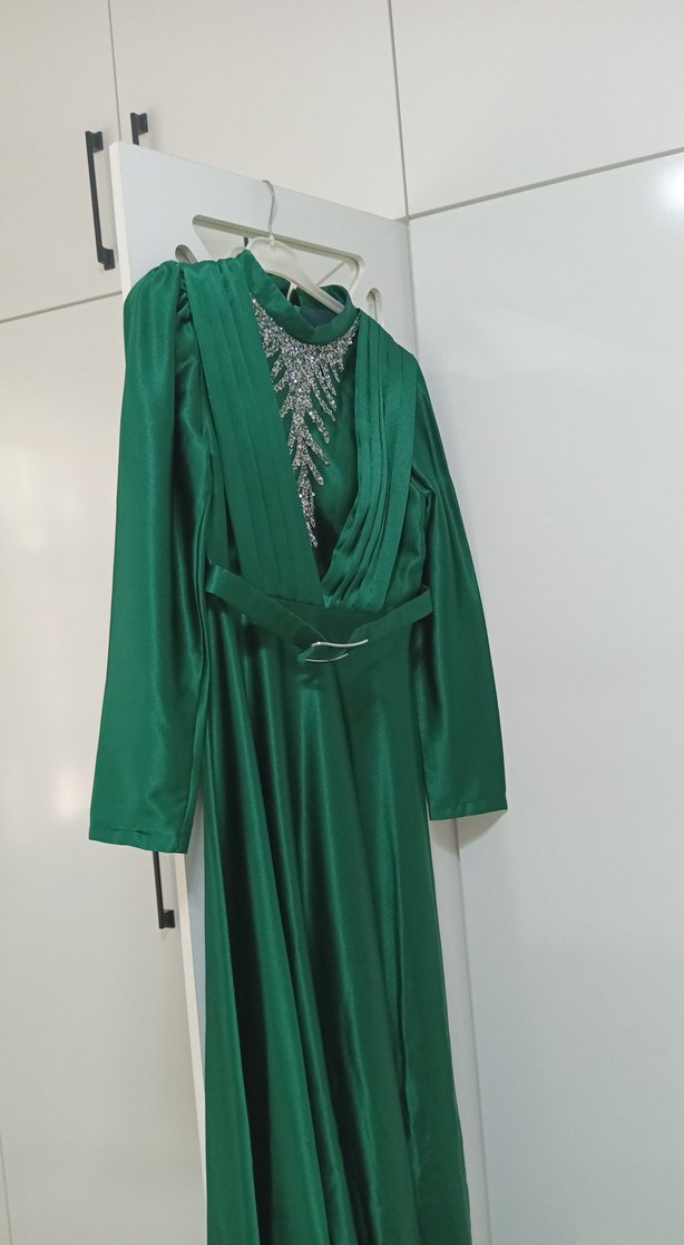 Uzun Kollu Drapeli Yeşil Abiye Elbise - Görsel 3