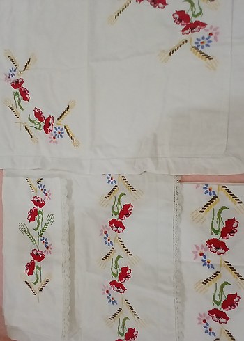 Beden çeşitli Renk Kırmızı Çiçek Nakışlı Dantel Kenarlı Kumaş