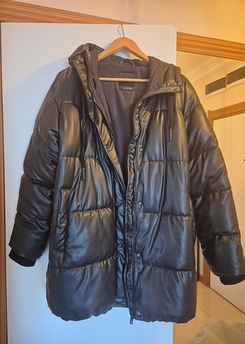 Pull and Bear Siyah Deri Midi Kadın Şişme Kışlık Mont