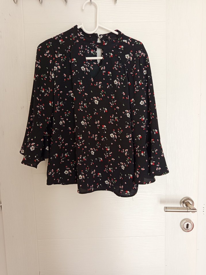 Düğmeli, Uzun Kollu, Siyah Çiçekli Bluz - Görsel 2