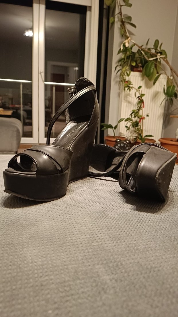 Siyah Bağcıklı Dolgu Topuklu Kadın Ayakkabısı - Görsel 3