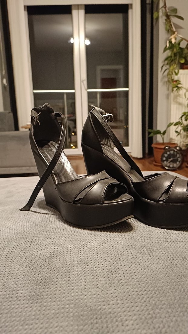 Siyah Bağcıklı Dolgu Topuklu Kadın Ayakkabısı - Görsel 5