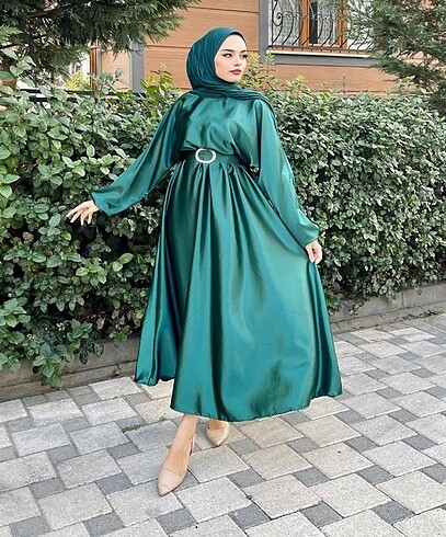 Yeşil saten elbise