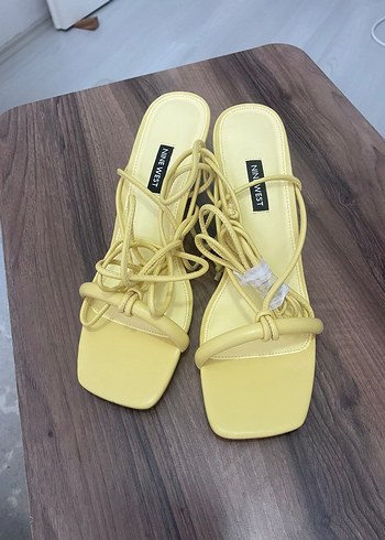 Sarı Kadın Blok Topuklu Terlik Nine West