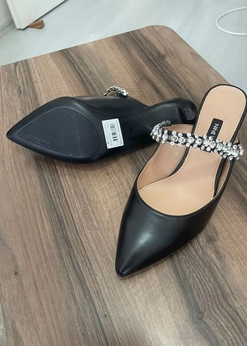 Siyah Parlak Yılan Desenli Topuklu Kadın Ayakkabı Nine West