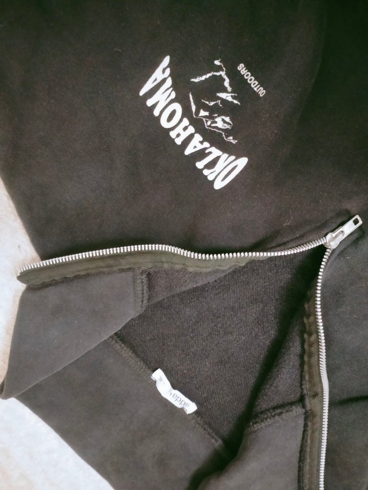 2 tane önü circirli swet - Görsel 3