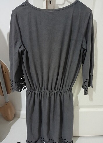 Delik detaylı diz üstü elbise - Görsel 3