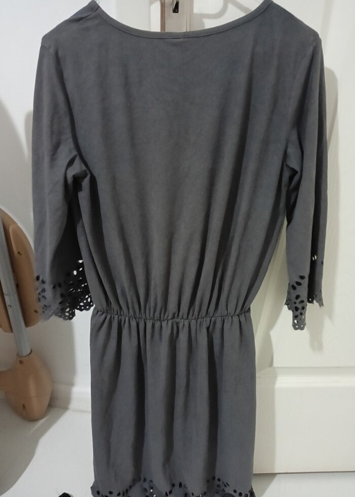 Delik detaylı diz üstü elbise - Görsel 3