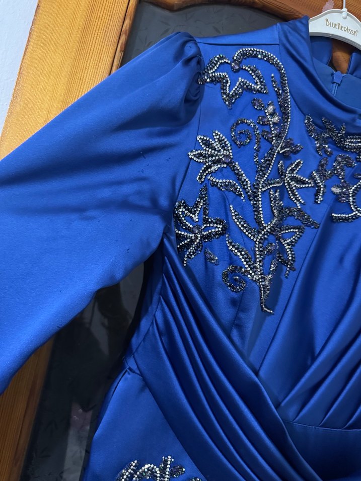 Mavi İşlemeli Drapeli Uzun Abiye Elbise - Görsel 2