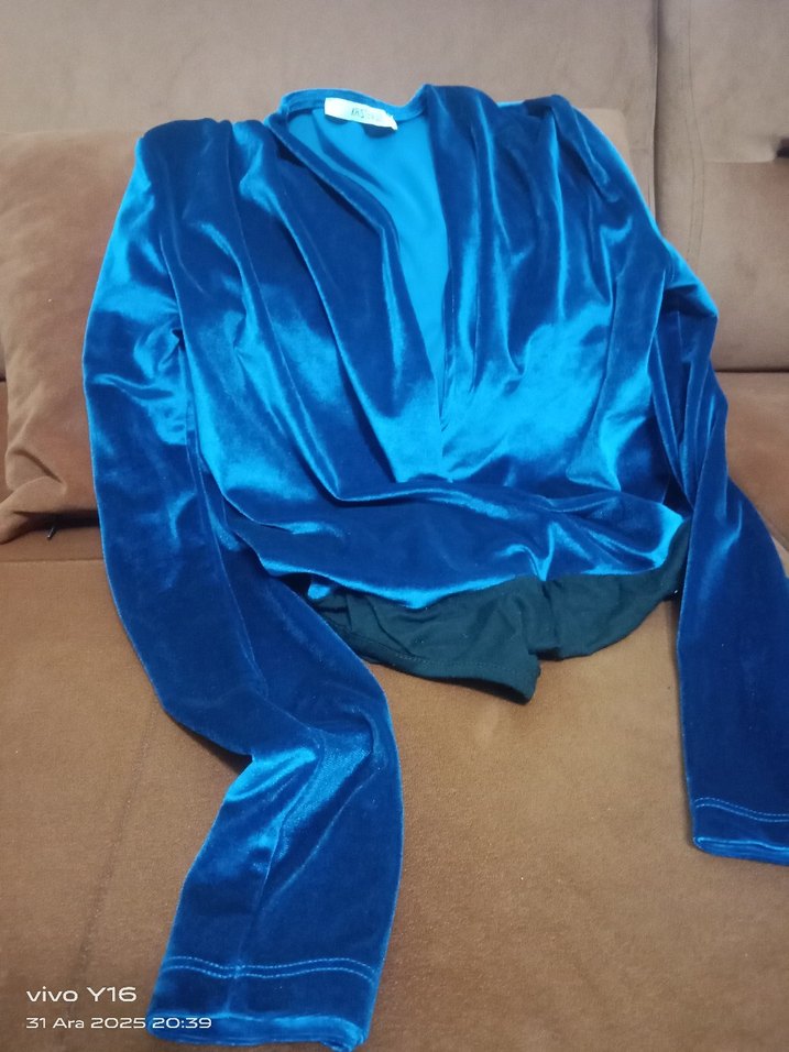 Uzun Kollu Mavi Dökümlü alttan çıtçıtlı Bluz - Görsel 3