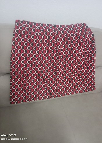 Kırmızı Desenli Tokalı Mini Etek - Görsel 2