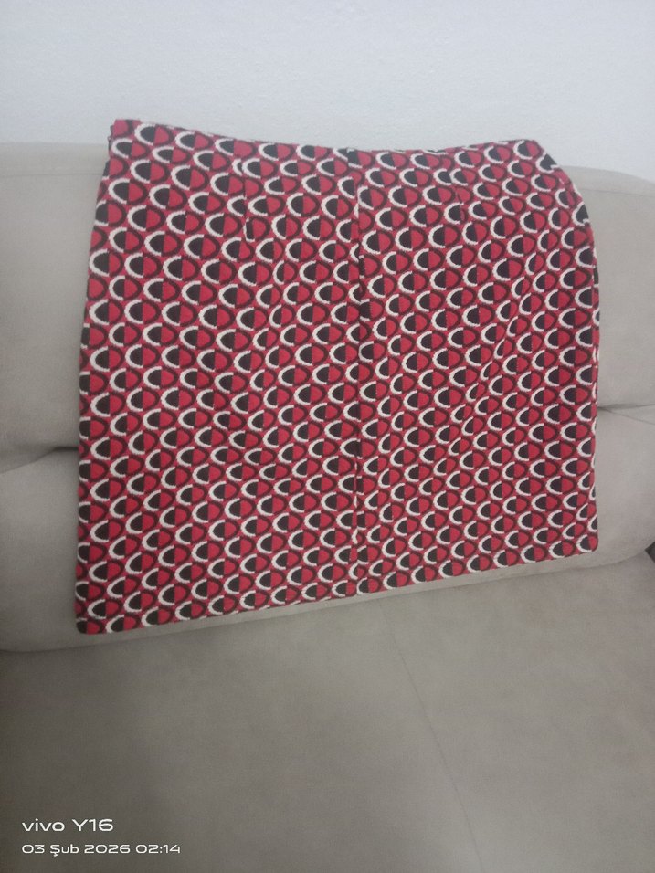 Kırmızı Desenli Tokalı Mini Etek - Görsel 2