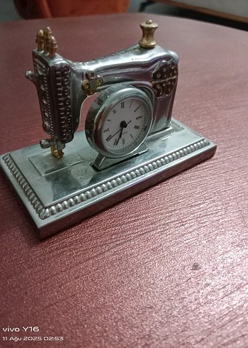 Diğer Dikiş Makinesi Şeklinde minicik Masa Saati gümüş