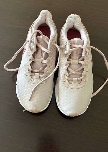 Beyaz Bağcıklı Kadın Spor Ayakkabı