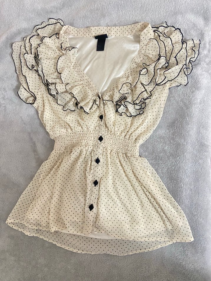 Kısa Kollu V Yakalı Fırfırlı Bej Bluz - Görsel 5