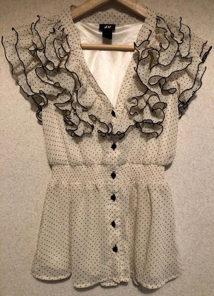 Kısa Kollu V Yakalı Fırfırlı Bej Bluz - Görsel 2