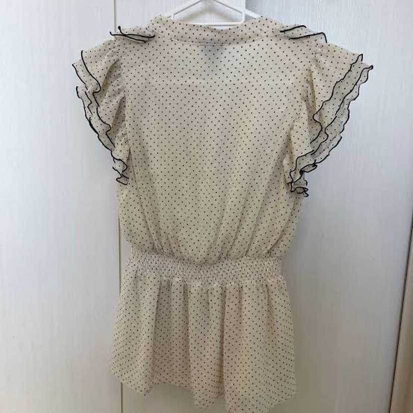 Kısa Kollu V Yakalı Fırfırlı Bej Bluz - Görsel 4