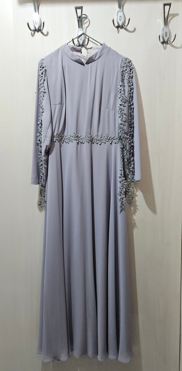 Gri Nakışlı Yüksek Yakalı Uzun Abiye Elbise - Görsel 2