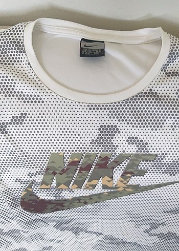 Nike Gri Kamuflaj Desenli Kadın Tişört - Görsel 2