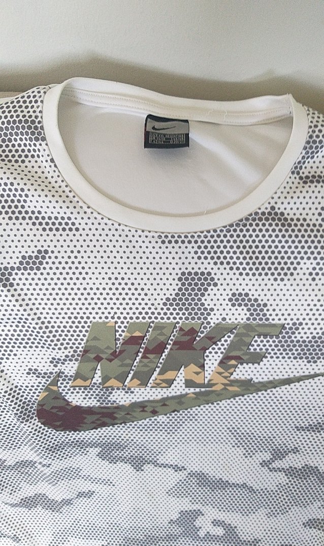 Nike Gri Kamuflaj Desenli Kadın Tişört - Görsel 2