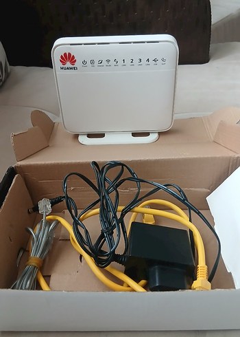 Huawei Beyaz Modem ve Kablolar
