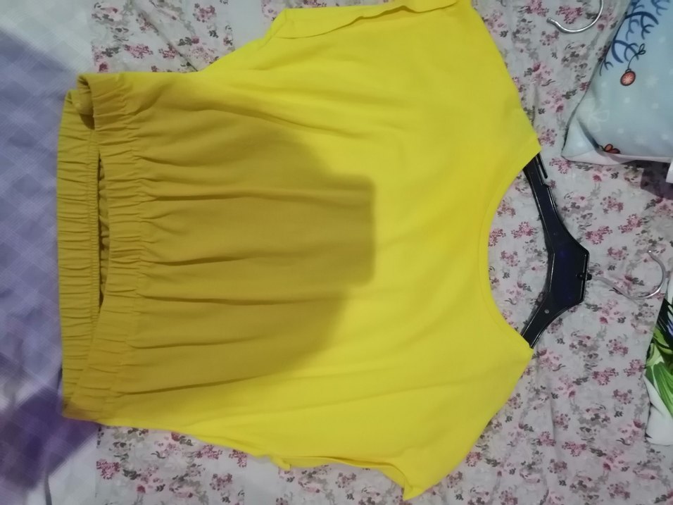 Sarı Zincir Detaylı Kısa Kollu Bluz - Görsel 2