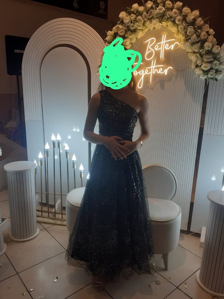 Parlak Siyah Tek Omuzlu Uzun Abiye Elbise - Görsel 2