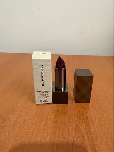 Burberry Ruj koyu kırmızı renk