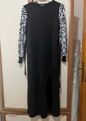 Uzun Siyah Zebra Desenli Kemerli Elbise