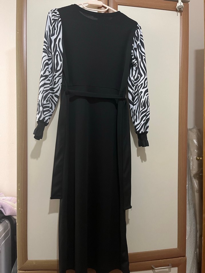 Uzun Siyah Zebra Desenli Kemerli Elbise - Görsel 3