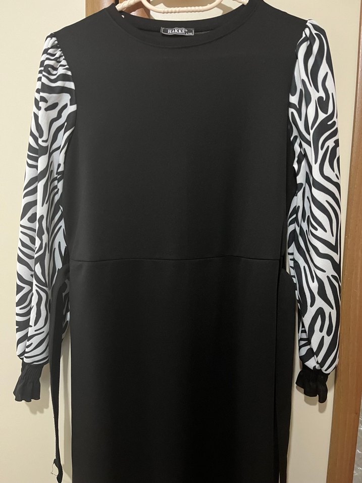 Uzun Siyah Zebra Desenli Kemerli Elbise - Görsel 2