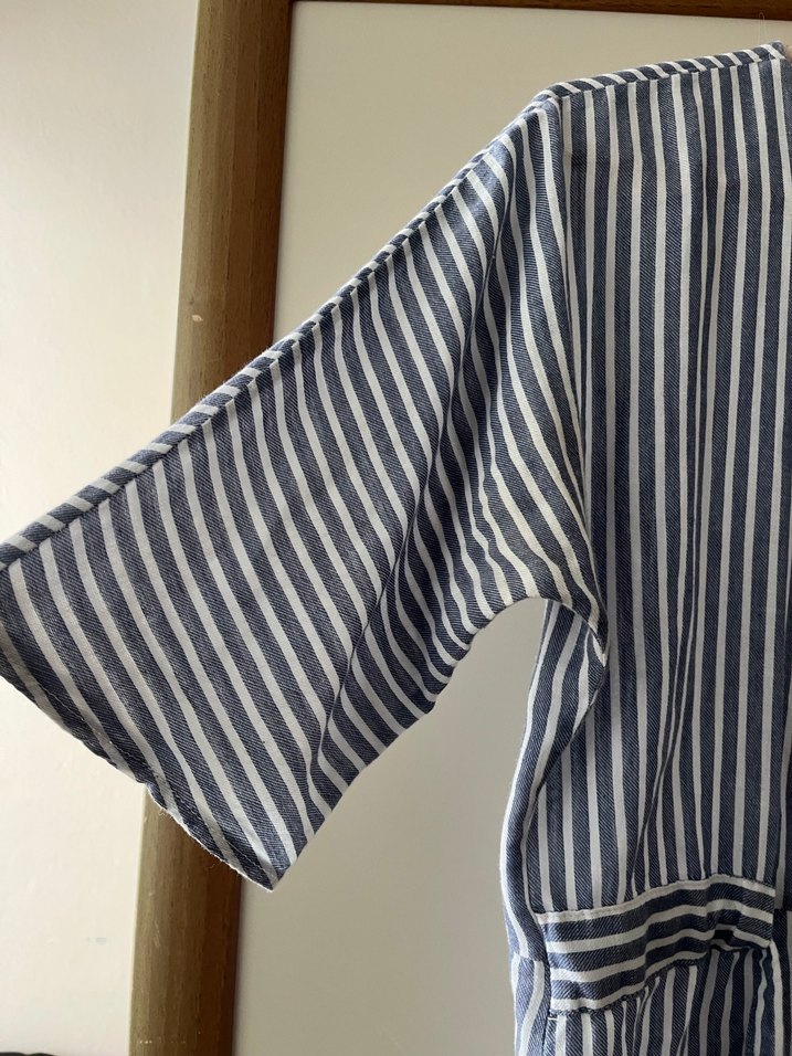 Gri Çizgili Keten V Yaka Kadın Gömlek - Görsel 2