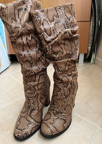 Yılan Desenli Kahverengi Deri Dizüstü Bot - Görsel 5