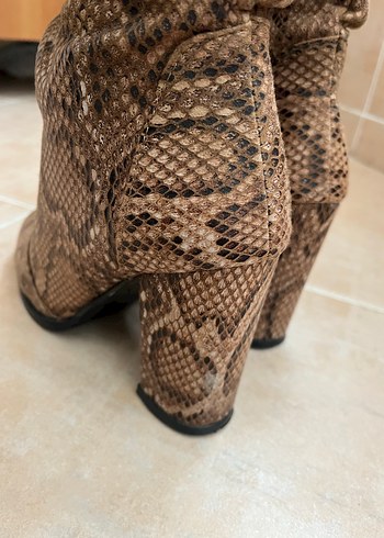Yılan Desenli Kahverengi Deri Dizüstü Bot - Görsel 4