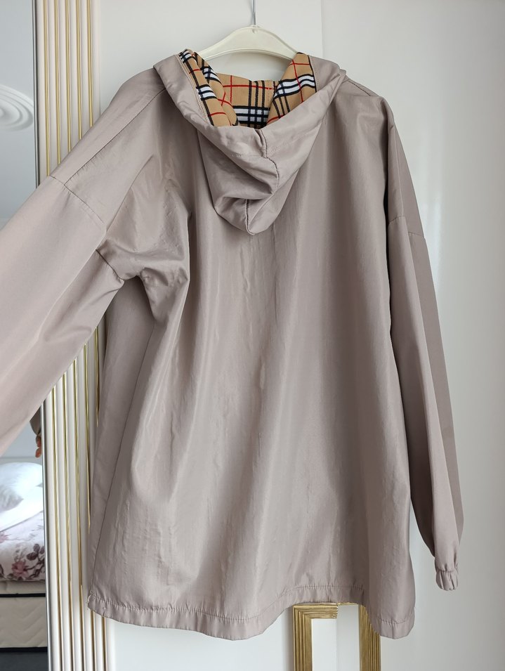 Kadın Bej Kapüşonlu Kısa Yağmurluk - Görsel 2