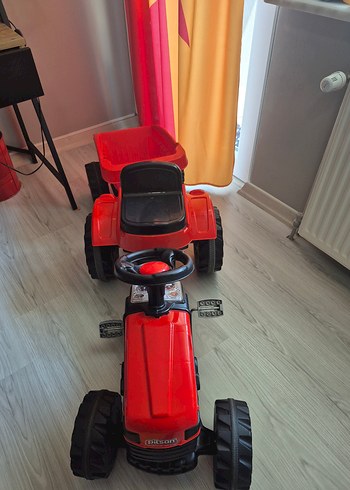 Kırmızı pedallı traktör