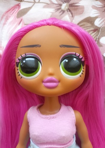 Lol omg City Babe Büyük gözlü pembe saçlı oyuncak bebek
