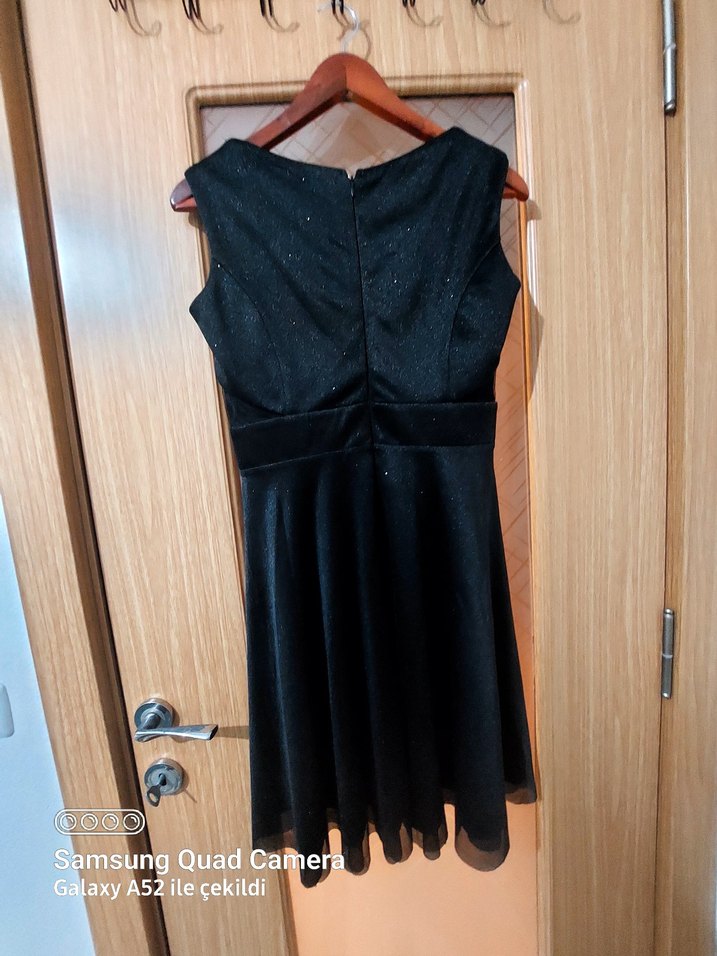 Siyah V Yakalı Piliseli Midi Elbise - Görsel 2