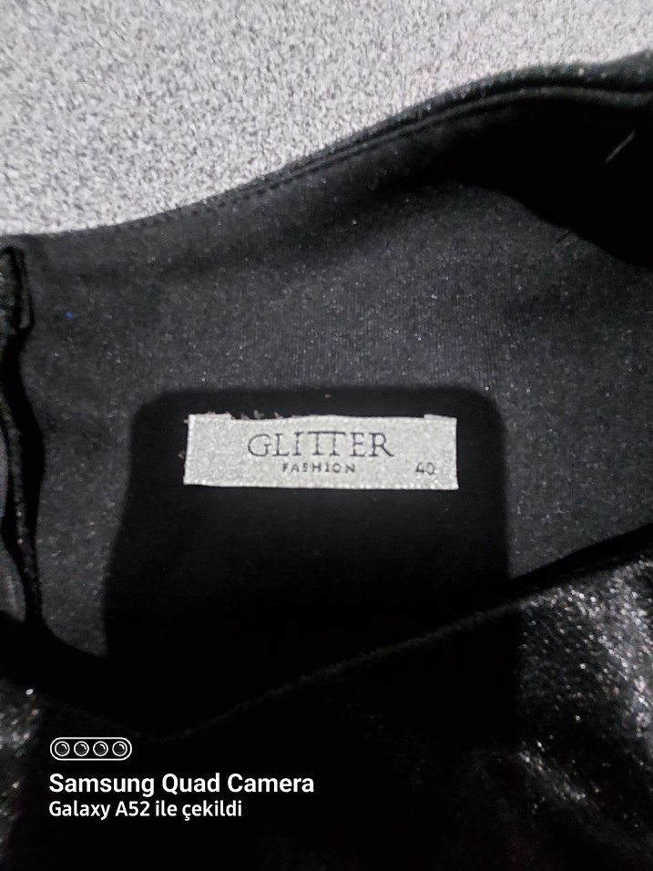 Siyah V Yakalı Piliseli Midi Elbise - Görsel 3