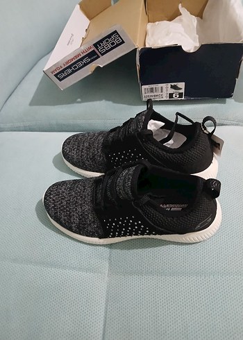 Skechers Skechers Kadın 36 no orjinal sıfır ayakkabı.Hafif ve rahattır