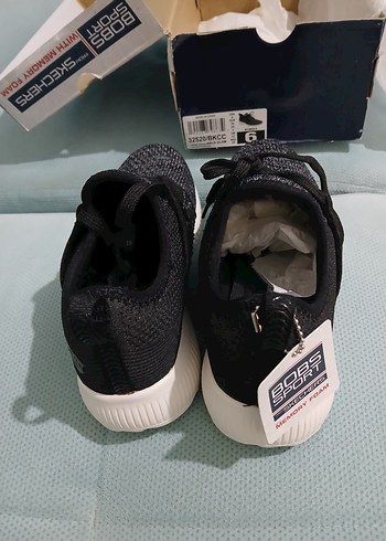 36 Beden Skechers Kadın 36 no orjinal sıfır ayakkabı.Hafif ve rahattır