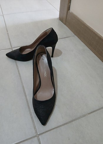39 no Siyah Yılan Derisi Desenli İnce Topuklu Stiletto.