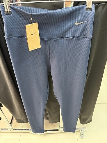 Nike Tayt