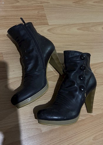 Tokalı Siyah Deri Stiletto Bot