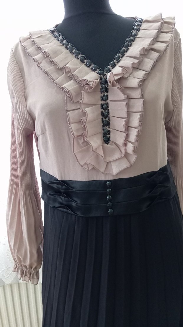 Uzun Kollu Bej Siyah Pilili Elbise - Görsel 2