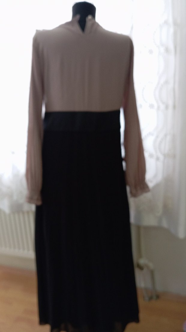 Uzun Kollu Bej Siyah Pilili Elbise - Görsel 3