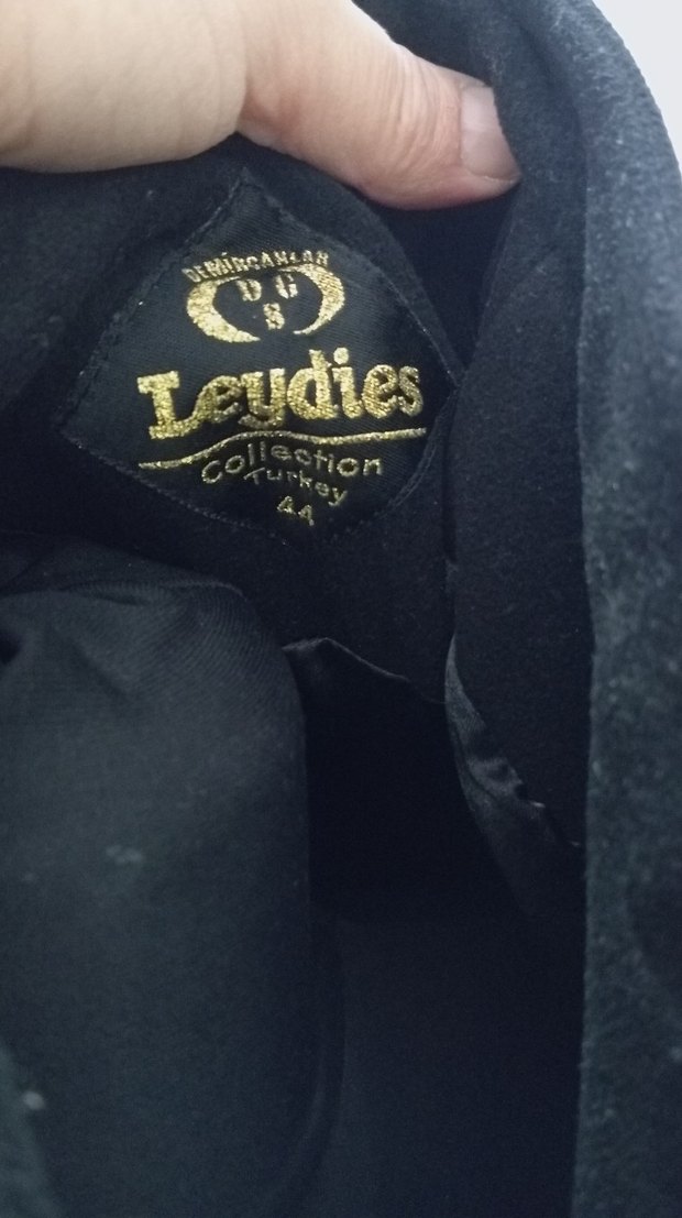 Düğmeli Siyah Nakışlı Kadın Kaban - Görsel 3