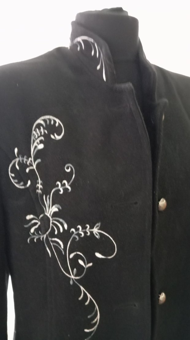 Düğmeli Siyah Nakışlı Kadın Kaban - Görsel 2