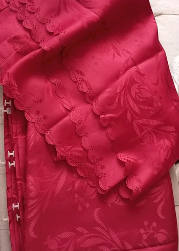 İşlemeli bordo güneşlik veya fon olarak kullanılan perde. - Görsel 2